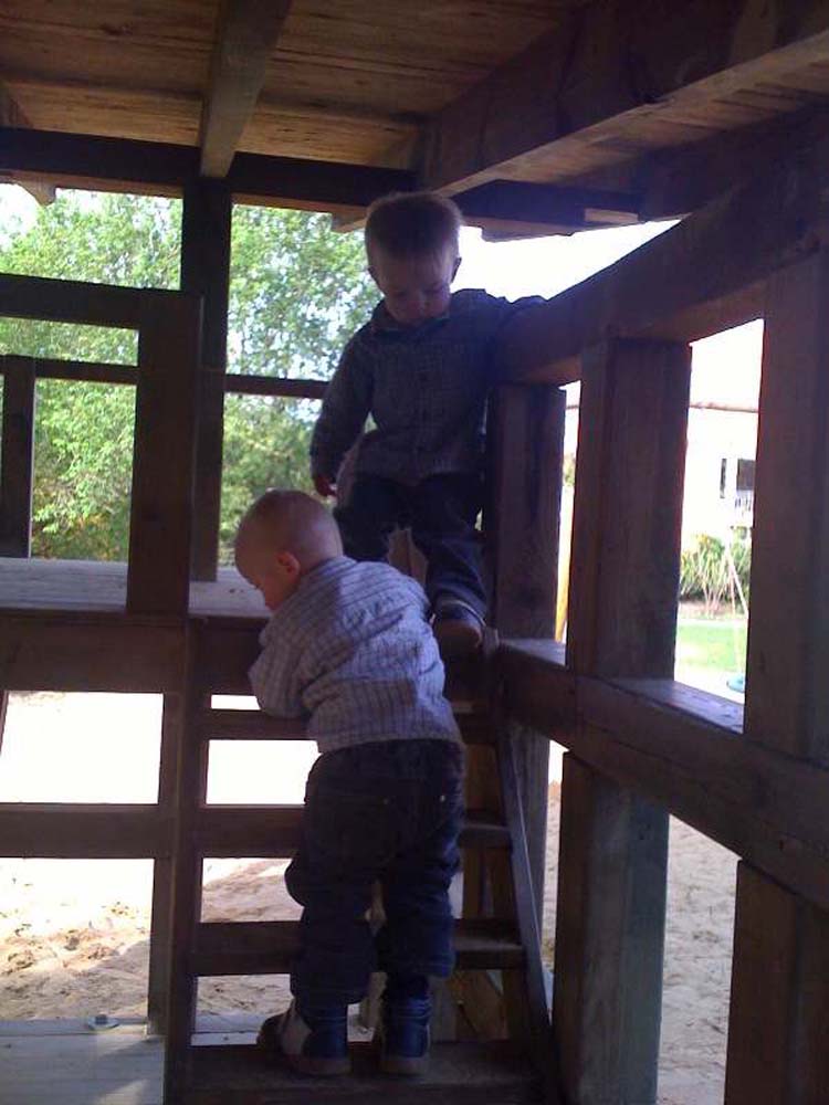 20100502_0921_jj_im_spielhaus_Foto2