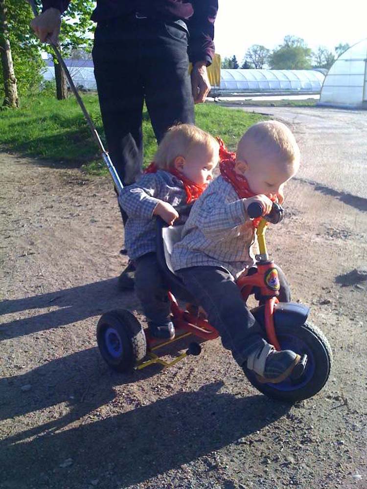 20100502_1843_jj_auf_dem_dreirad_Foto18