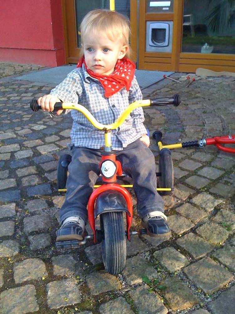 20100502_1849_jakob_auf_einem_von_ihm_ergaunerten_dreirad_Foto16