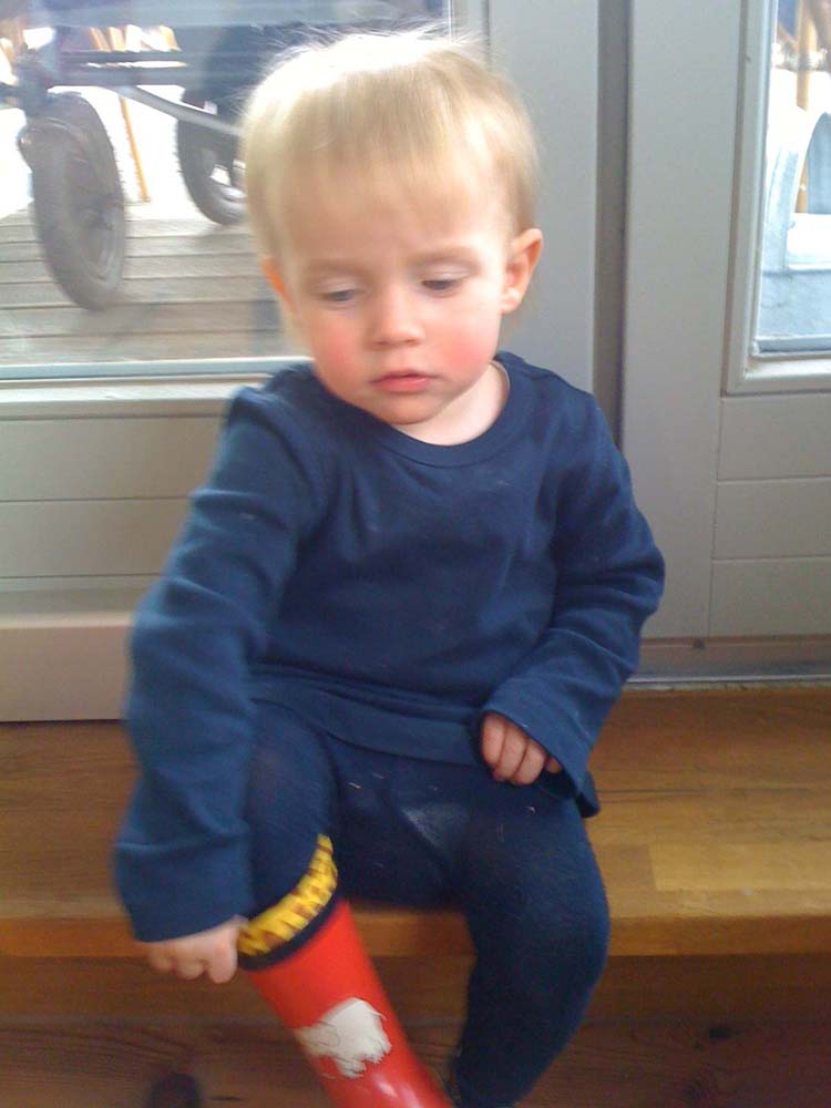 20100504_0929_jakob_mit_gummistiefel_IMG_1421