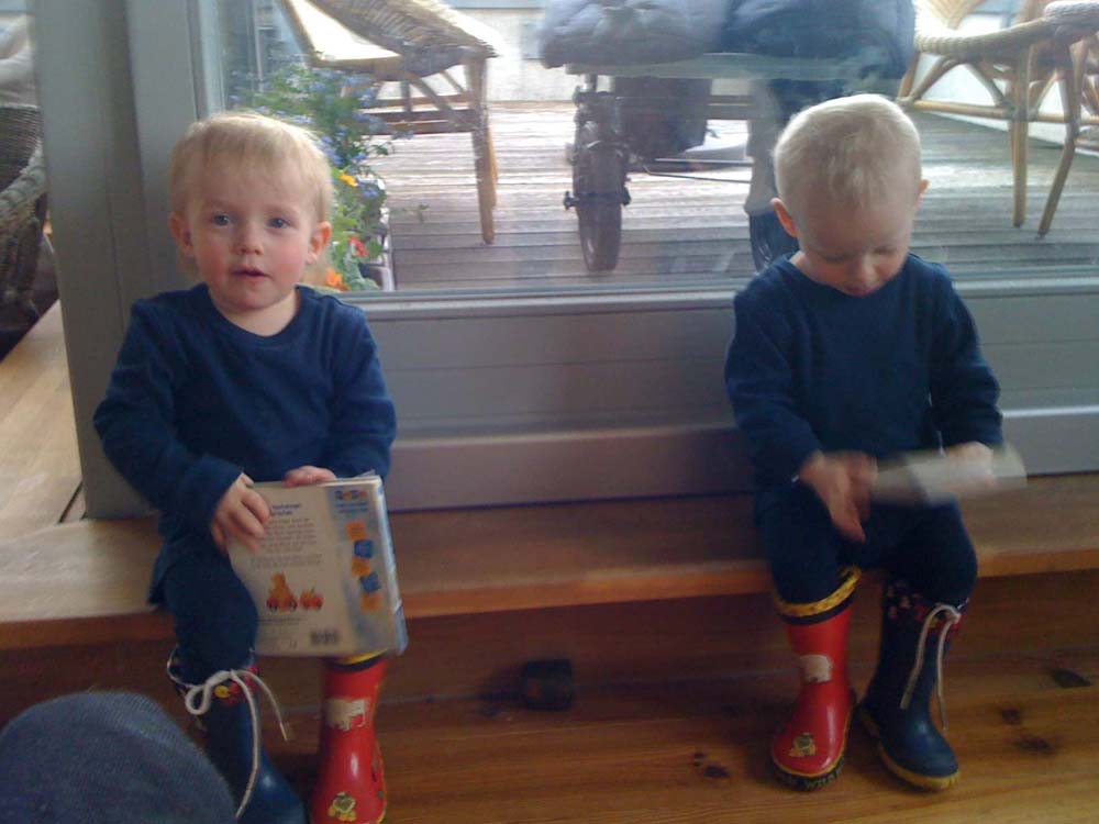 20100504_0942_jonas_und_jakob_mitvertauschten_gummistiefeln_IMG_1422