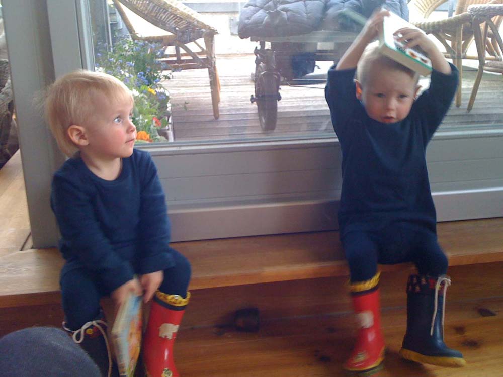 20100504_0942_jonas_und_jakob_mitvertauschten_gummistiefeln_IMG_1423