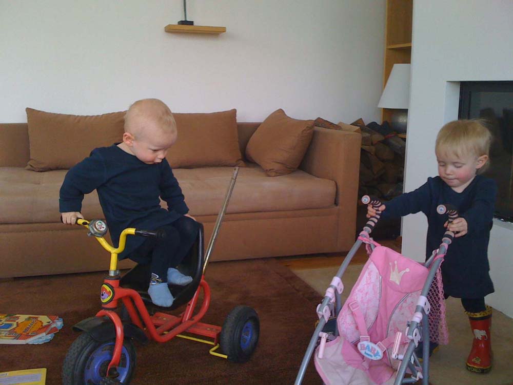 20100504_1051_dreirad_mit_in_die_wohnung_erklammert_IMG_1451