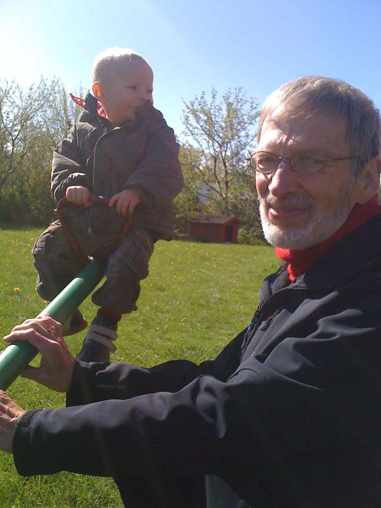 20100505_1023_jonas_mit_uwe_auf_der_neuen_wippe