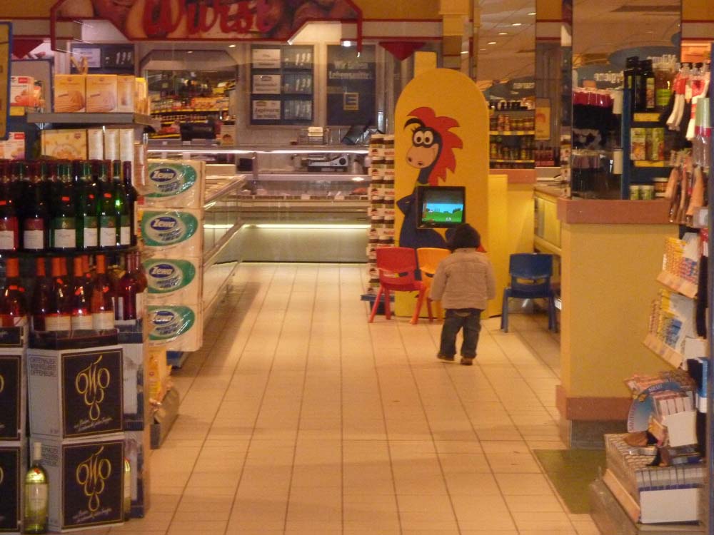 20100508_1641_jonas_beim_einkaufs-tv_P1030425