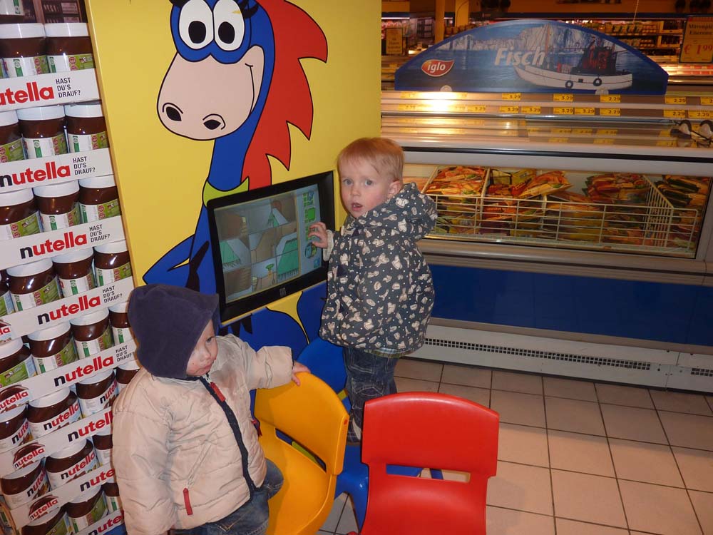 20100508_1651_jakob_am_einkaufs-tv_P1030426