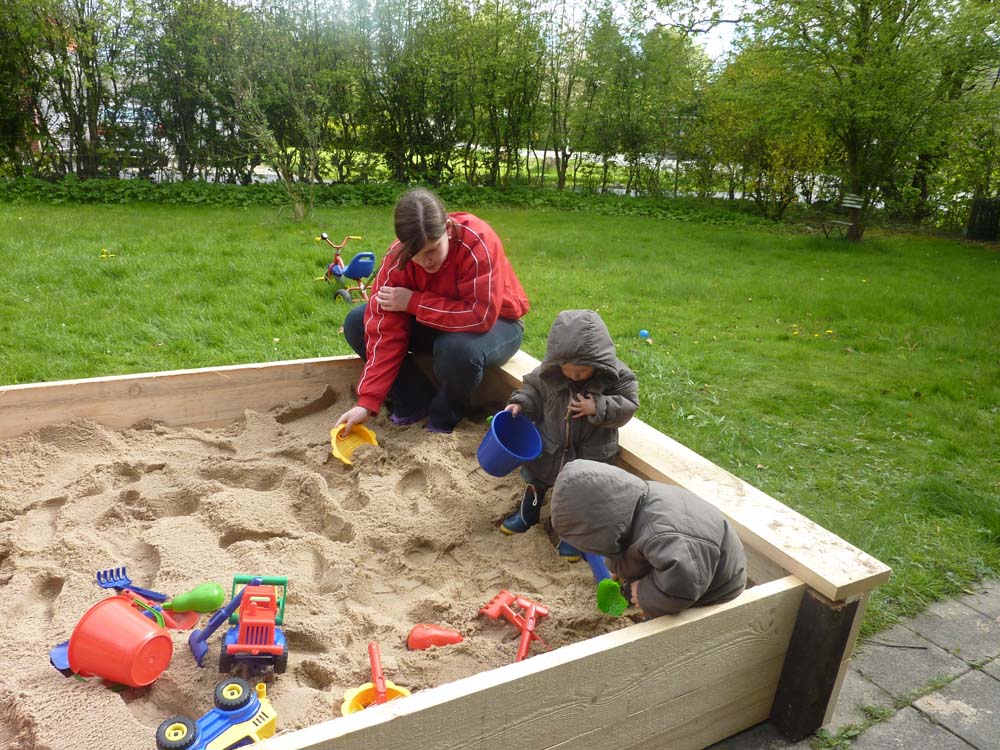 20100510_1508_wiebke_mit_jj_in_der_neuen_sandkiste_P1030479