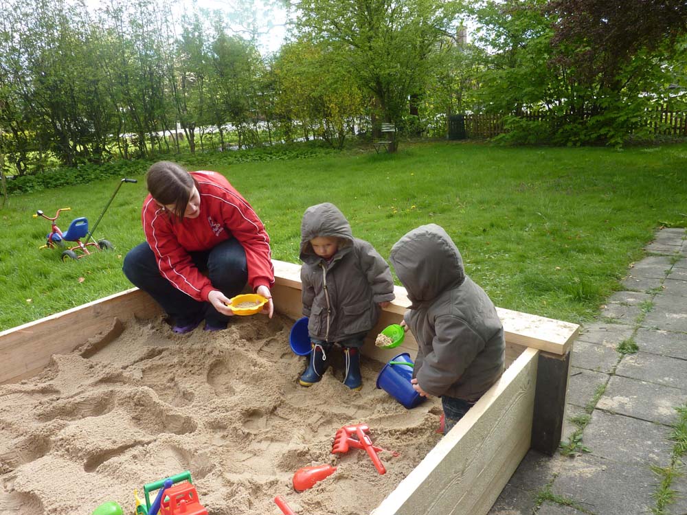 20100510_1508_wiebke_mit_jj_in_der_neuen_sandkiste_P1030480