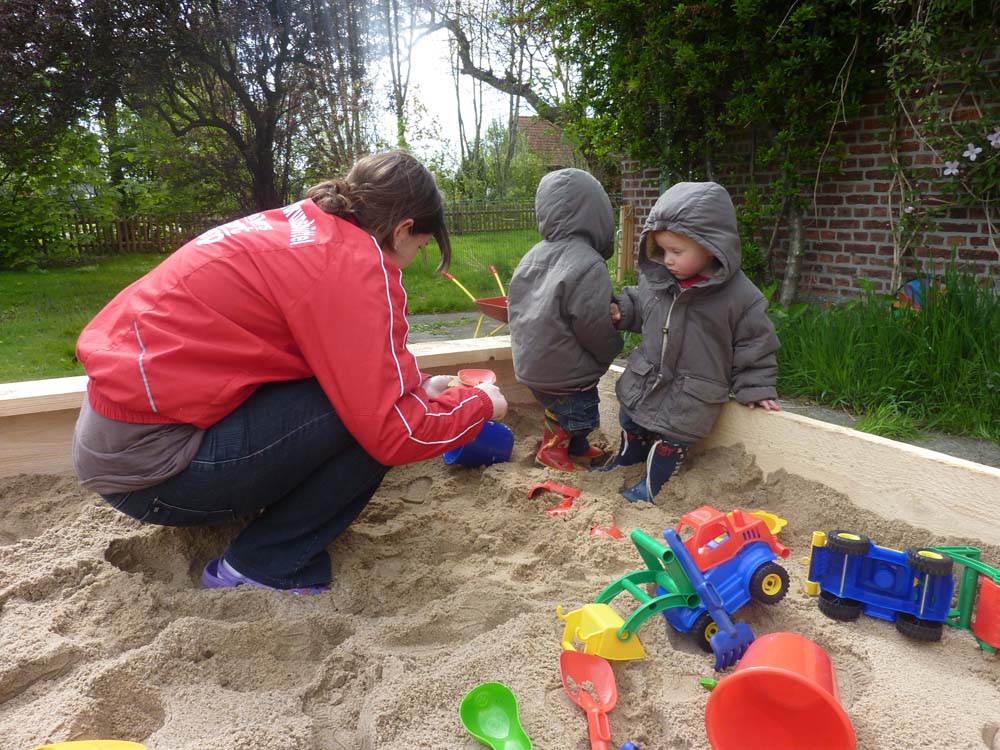 20100510_1508_wiebke_mit_jj_in_der_neuen_sandkiste_P1030483