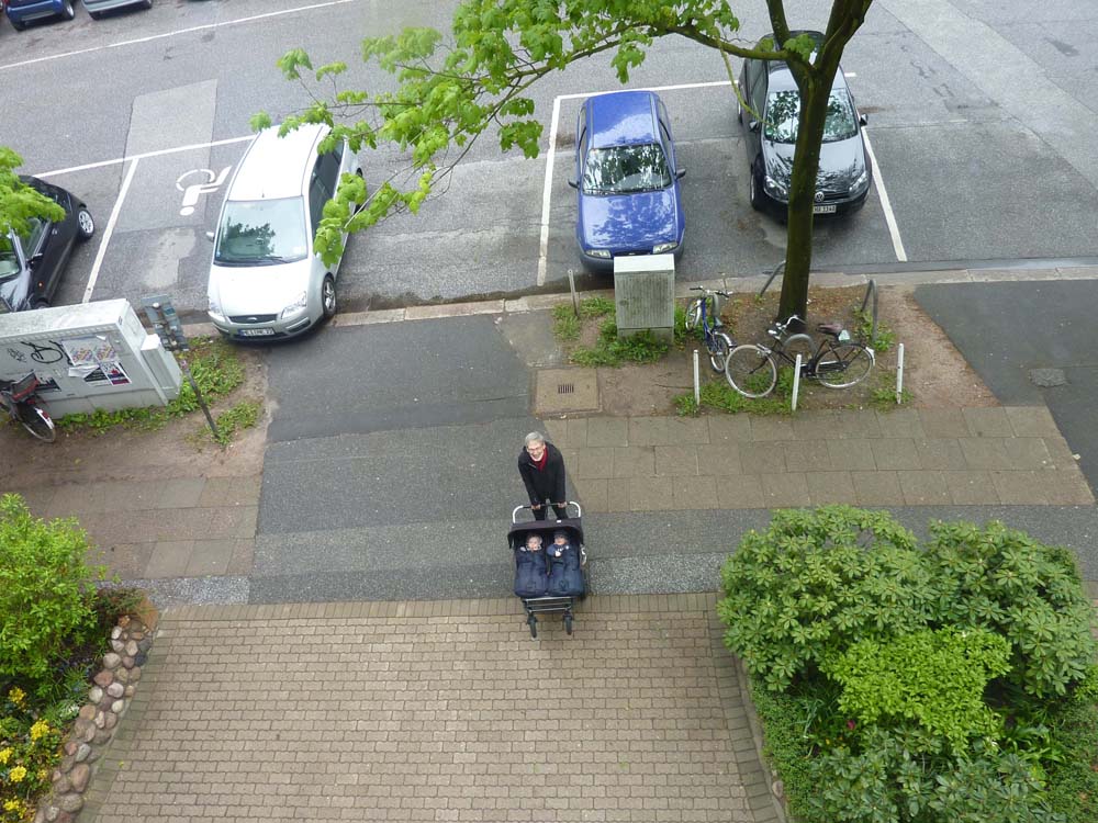 20100512_1428_uwe_mit_jj_beim_winken_vom_balkon_P1030486