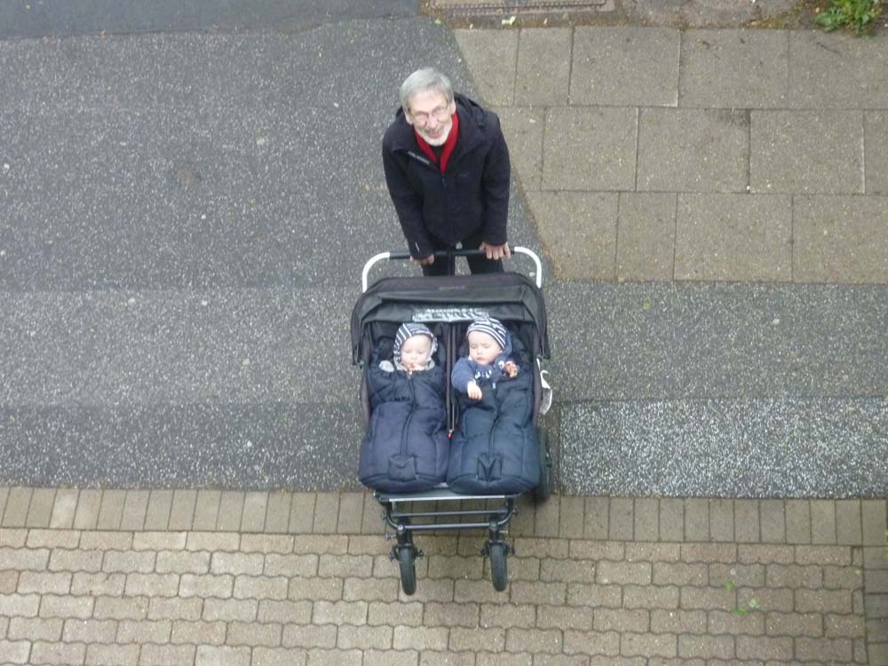 20100512_1429_uwe_mit_jj_beim_winken_vom_balkon_P1030489