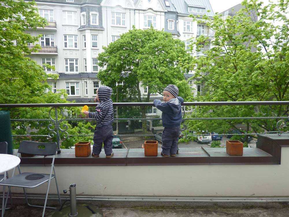 20100512_1633_jj_beim_winken_vom_balkon_P1030492