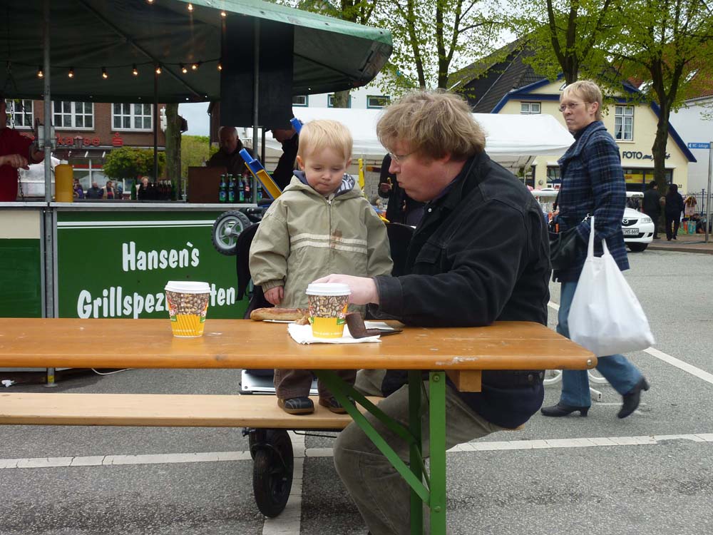 20100513_1152_jakob_und_thomas_beim_wuerstchenessen_P1030499