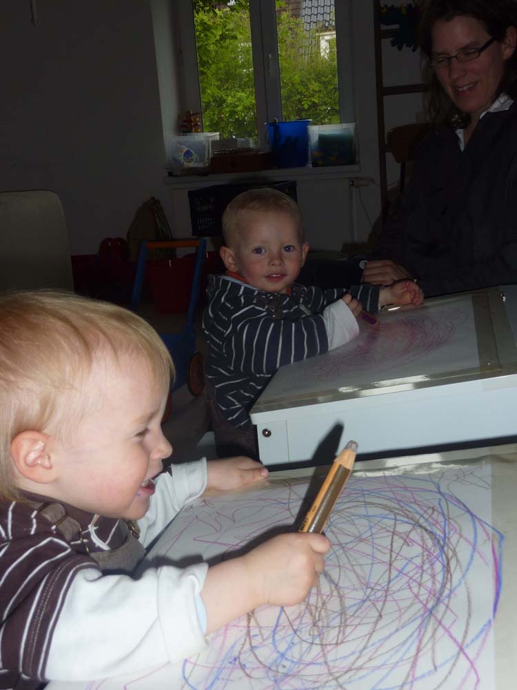 20100513_1846_jj_beim_malen_an_den_neuen_schultischchen_P1030512