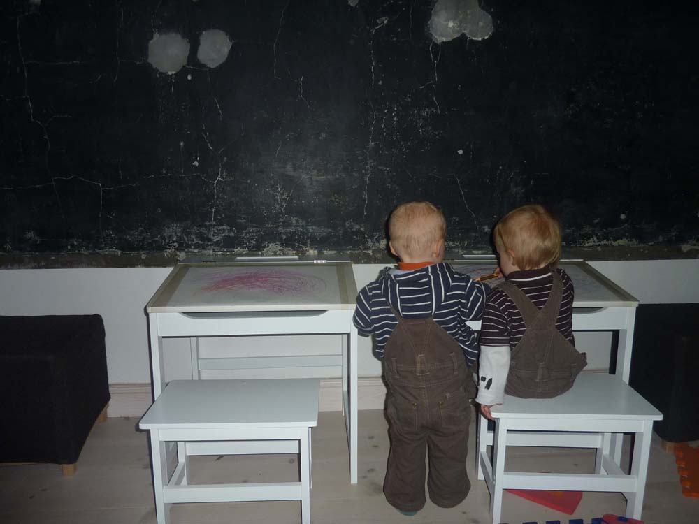 20100513_1846_jj_beim_malen_an_den_neuen_schultischchen_P1030515