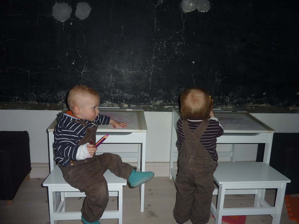 20100513_1848_jj_beim_malen_an_den_neuen_schultischchen_P1030516