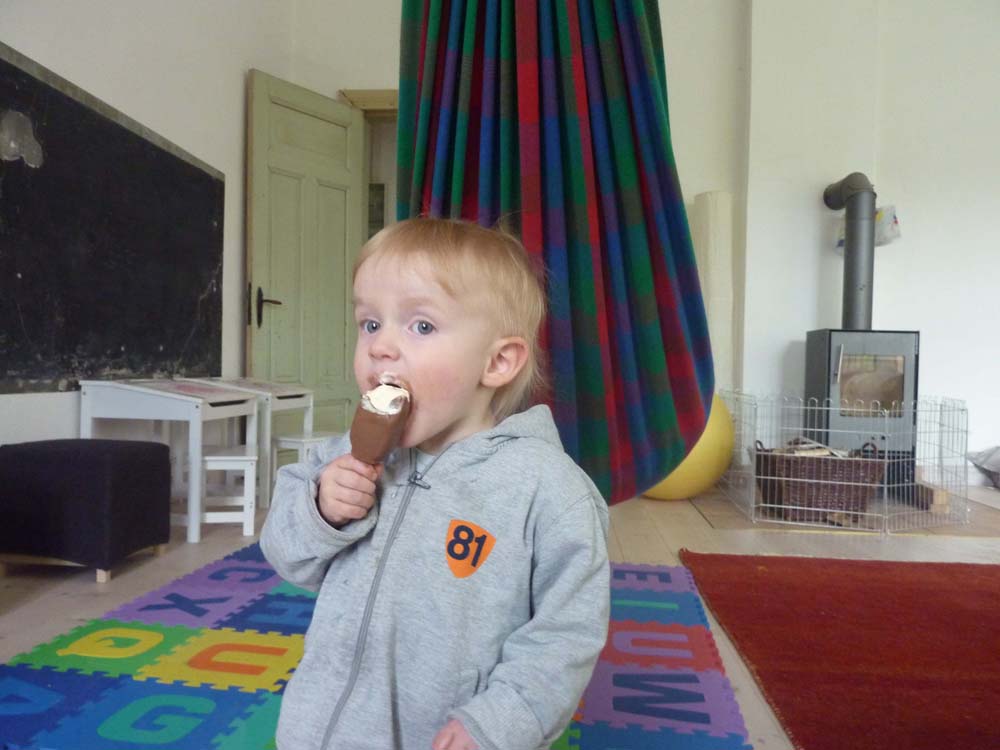 20100515_1508_jakob_beim_eisschlecken_P1030527