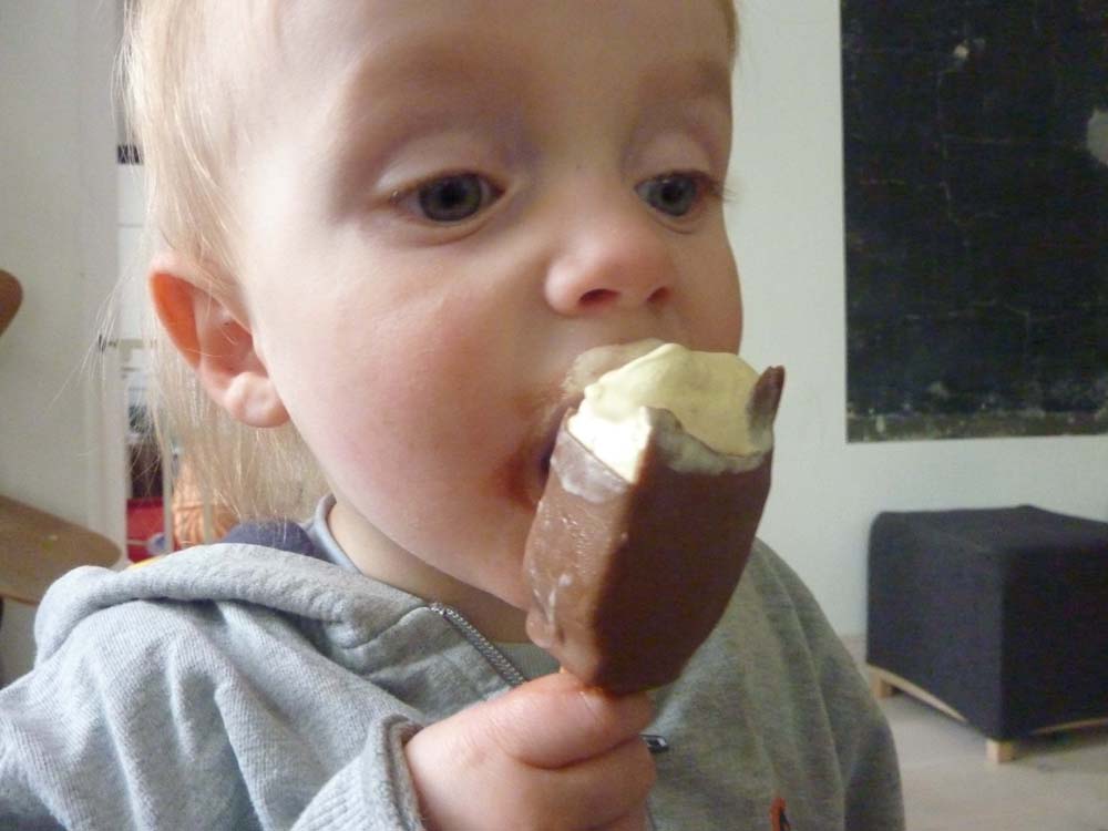 20100515_1509_jakob_beim_eisschlecken_P1030529