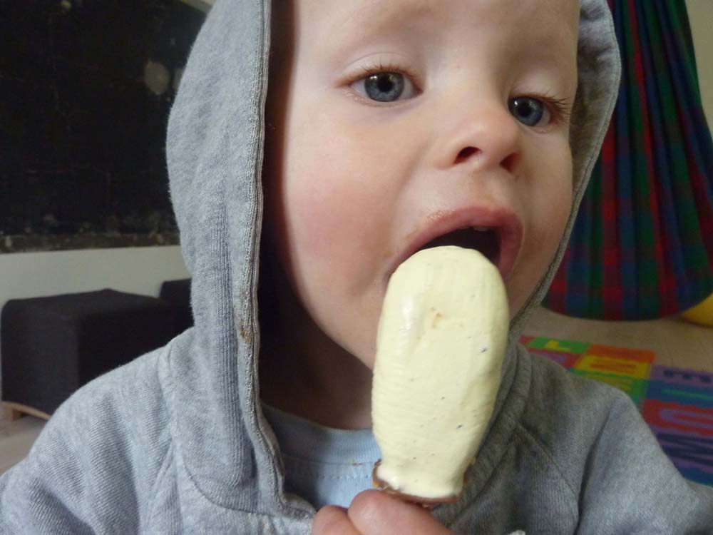 20100515_1509_jonas_beim_eisschlecken_P1030530