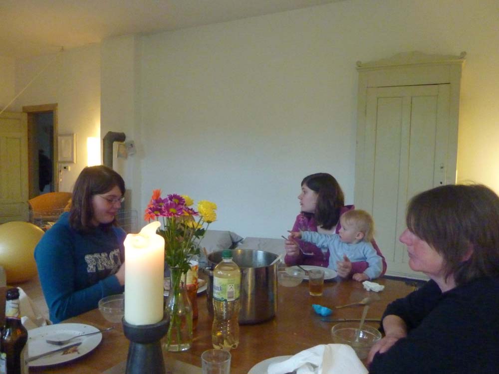 20100515_1918_karina_wiebke_jakob_und_heike_beim_reinfeiern_P1030536