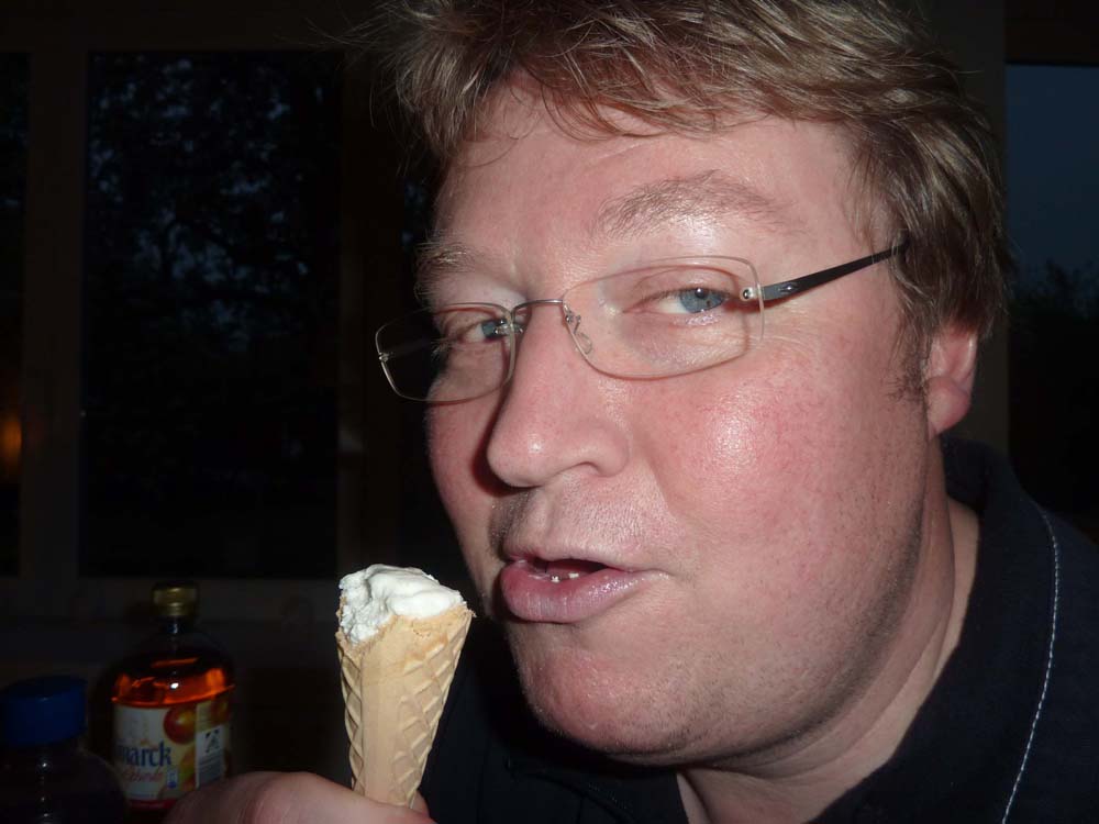 20100515_2006_thomas_beim_eisessen_P1030550