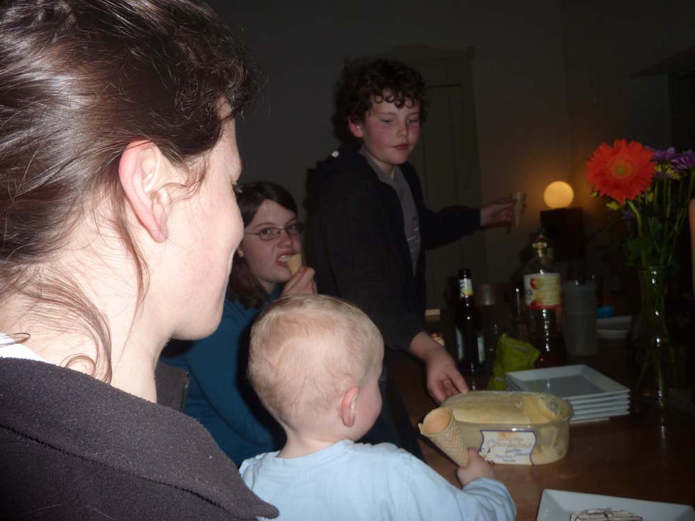 20100515_2006_uta_mit_jonas_beim_eisessen_P1030551