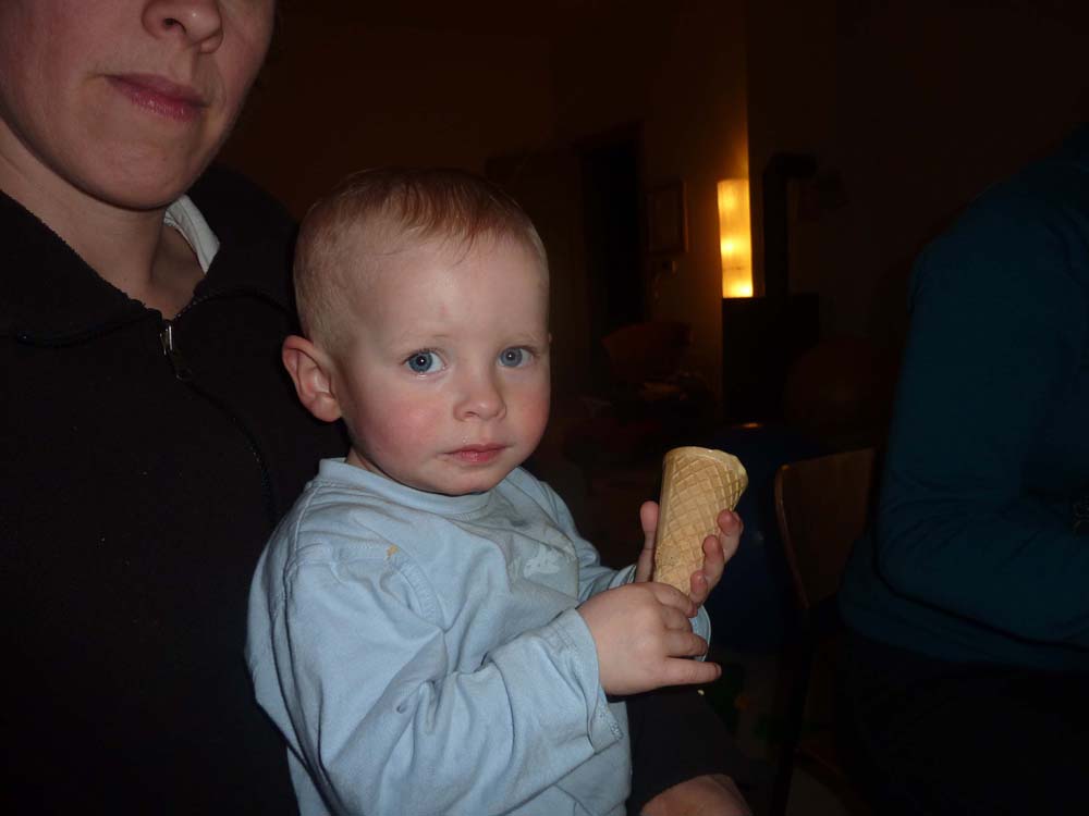 20100515_2007_jonas_beim_eisessen_P1030554