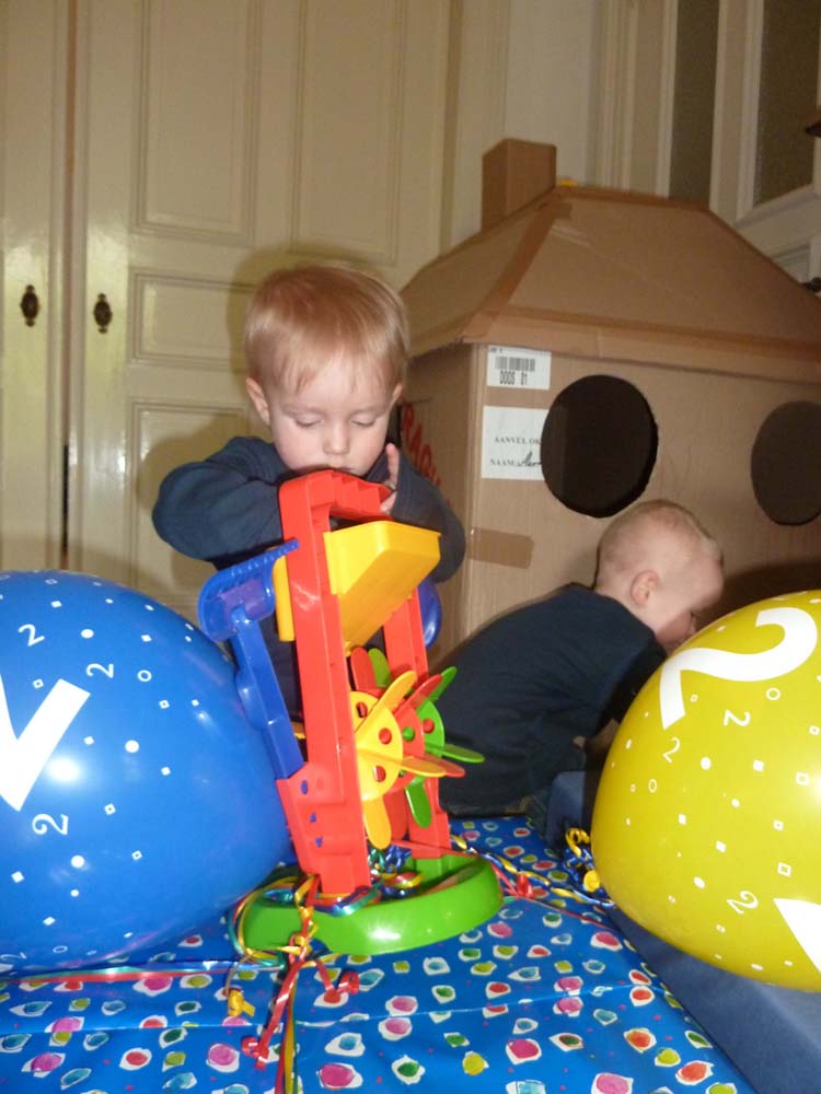 20100516_1046_jj_beim_geschenke_entdecken_1030579