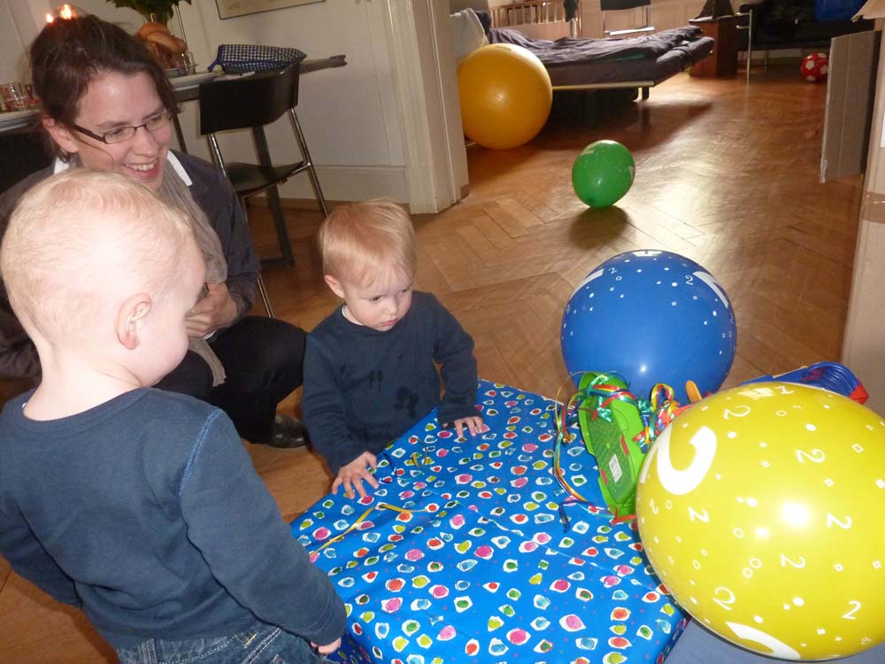 20100516_1048_jonas_und_jakob_beim_auspacken_mit_uta_P1030585