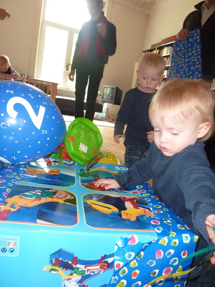 20100516_1049_jonas_und_jakob_beim_auspacken_P1030587