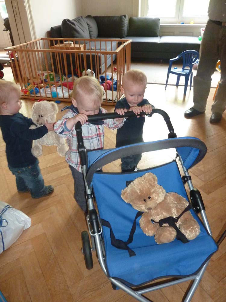 20100516_1135_jjj_mit_dem_neuen_zwillingskinderwagen_vom_flohmarkt_P1030609