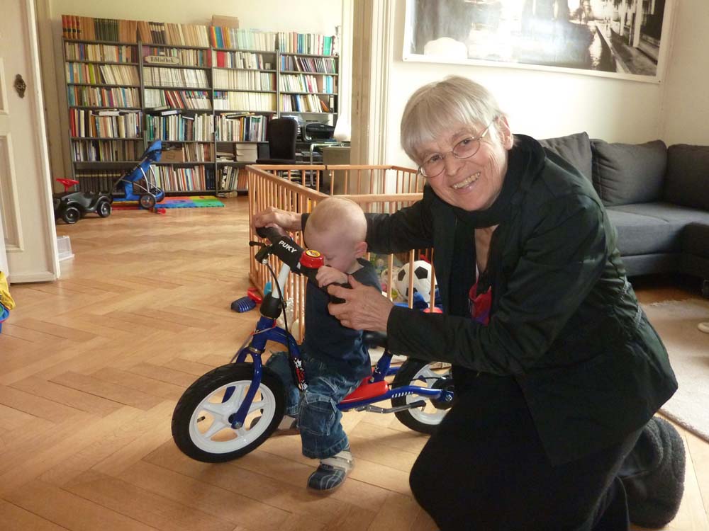 20100516_1205_helga_mit_jonas_auf_dem_neuen_laufrad_P1030631