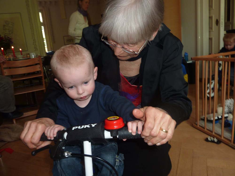 20100516_1212_helga_mit_jonas_auf_dem_neuen_laufrad_P1030648