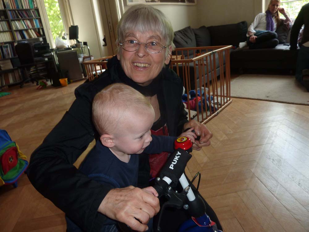 20100516_1214_helga_mit_jonas_auf_dem_neuen_laufrad_P1030651