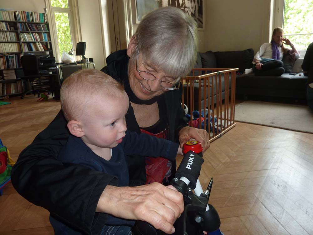 20100516_1214_helga_mit_jonas_auf_dem_neuen_laufrad_P1030653