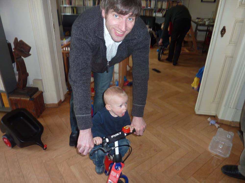 20100516_1221_klaus_mit_jonas_auf_dem_neuen_laufrad_P1030654