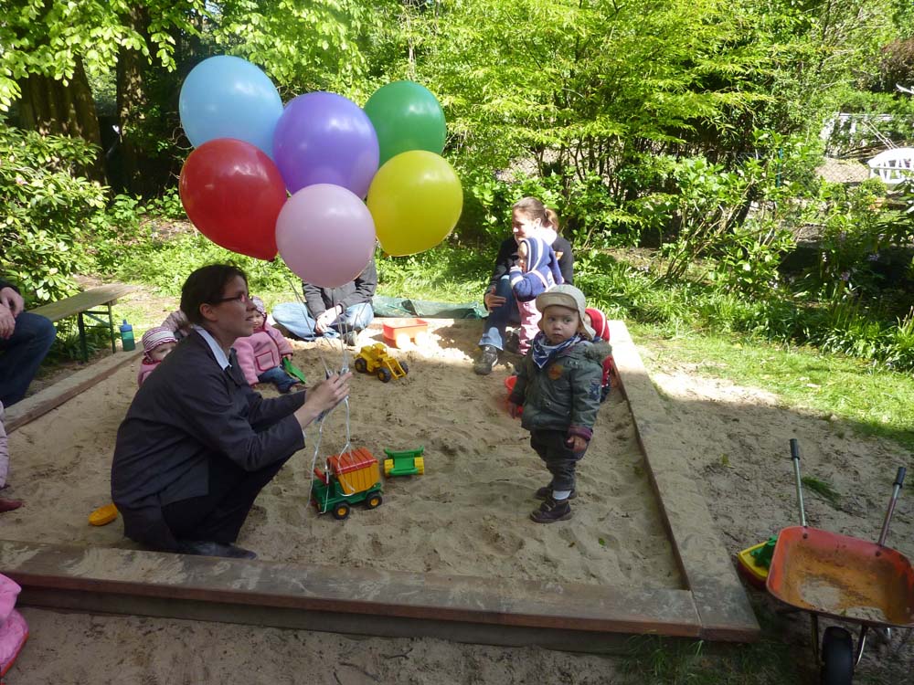 20100516_1615_uta_beim_ballonverteilen_auf_dem_zwillingsfest_P1030689