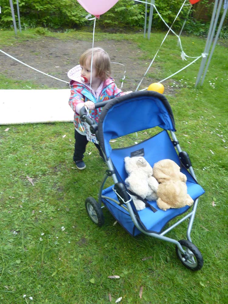 20100516_1625_der_umworbene_puppenzwillingswagen_von_jj_P1030704