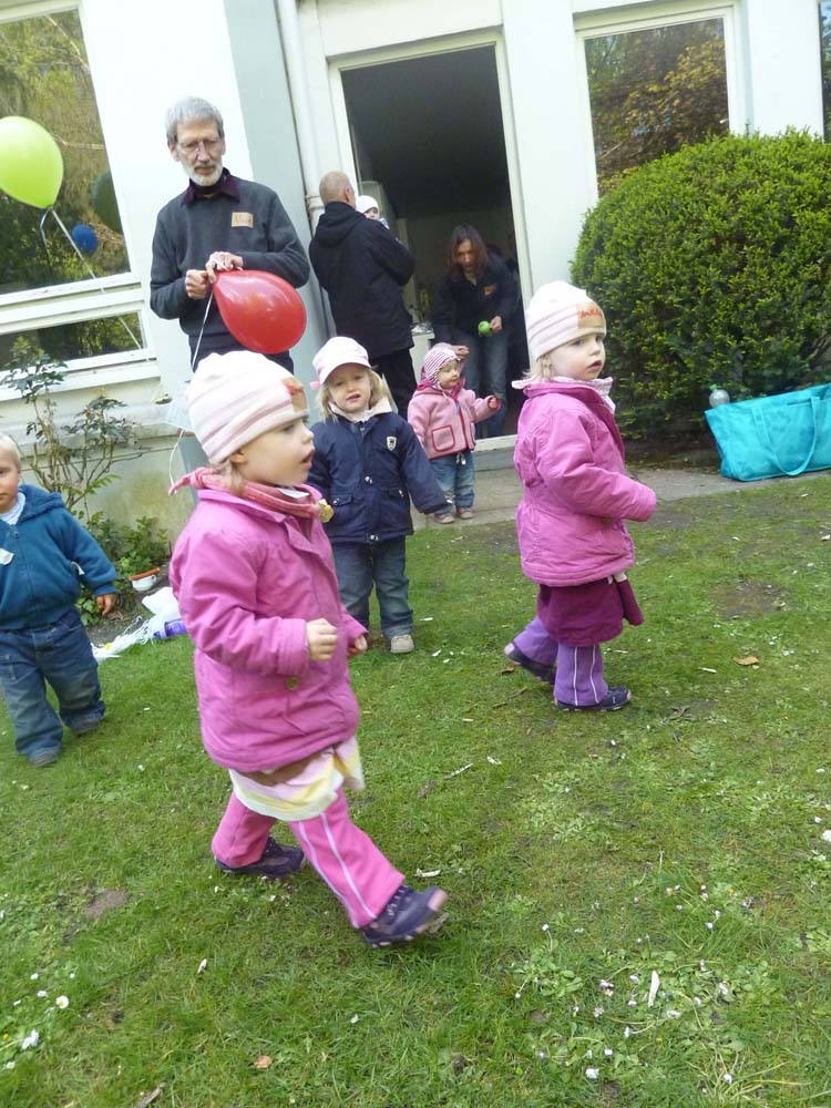 20100516_1628_uwe_beim_ballon_ausgeben_P1030707