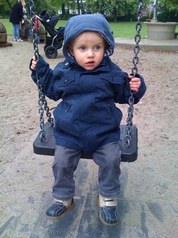 20100518_1707_jakob_auf_der_schaukel_foto44