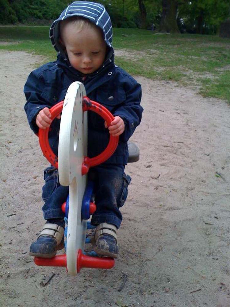 20100518_1708_jonas_auf_dem_schaukelpferd_foto43