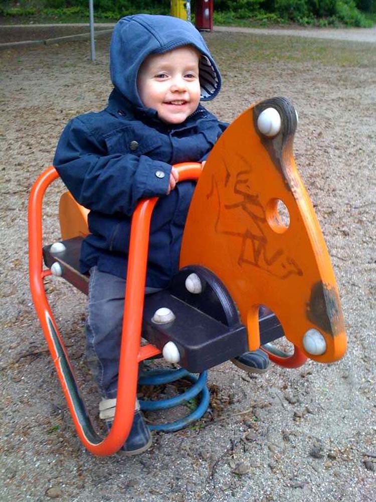 20100518_1711_jakob_auf_dem_schaukelpferd_fFoto45