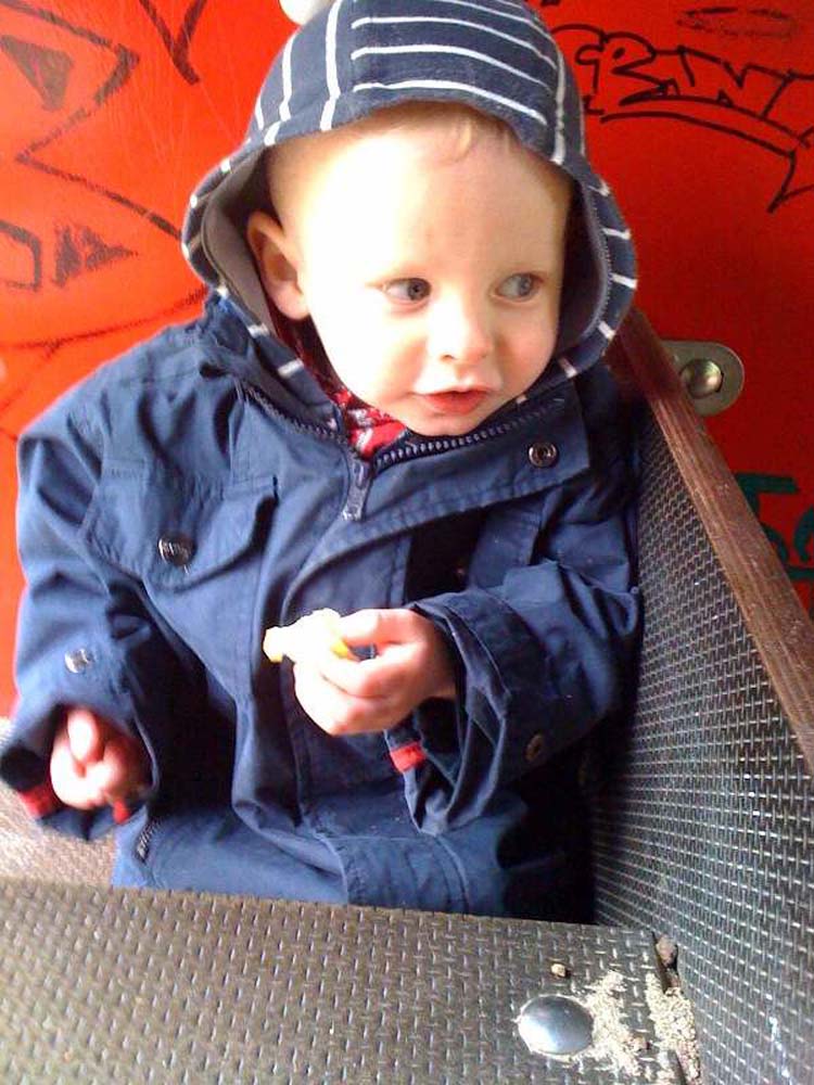 20100518_1732_jonas_im_spielhaeuschen_foto47