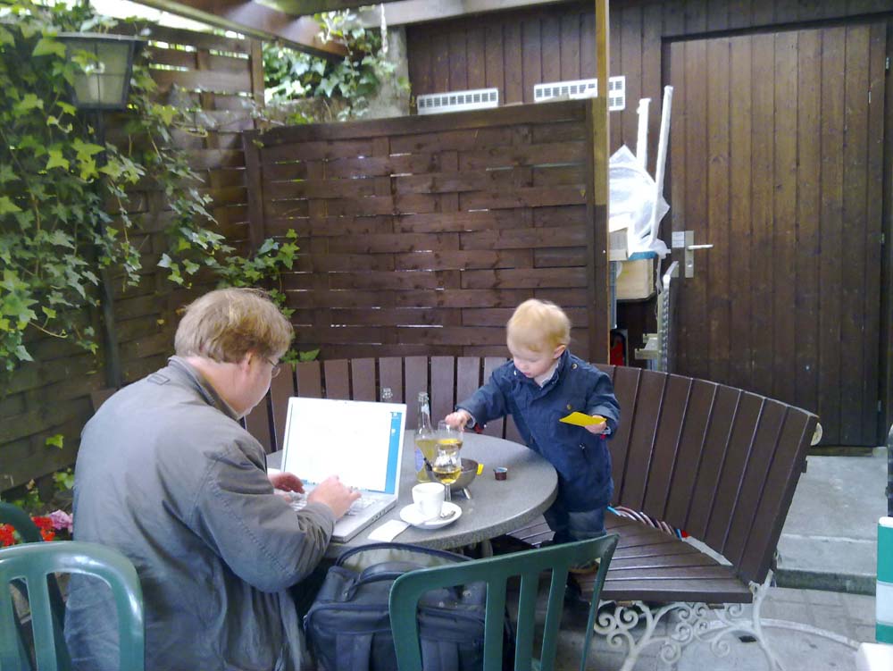 20100521_1203_thomas_und_jakob_beim_wohnungsbesichtigungstermin_vereinbaren_21052010509