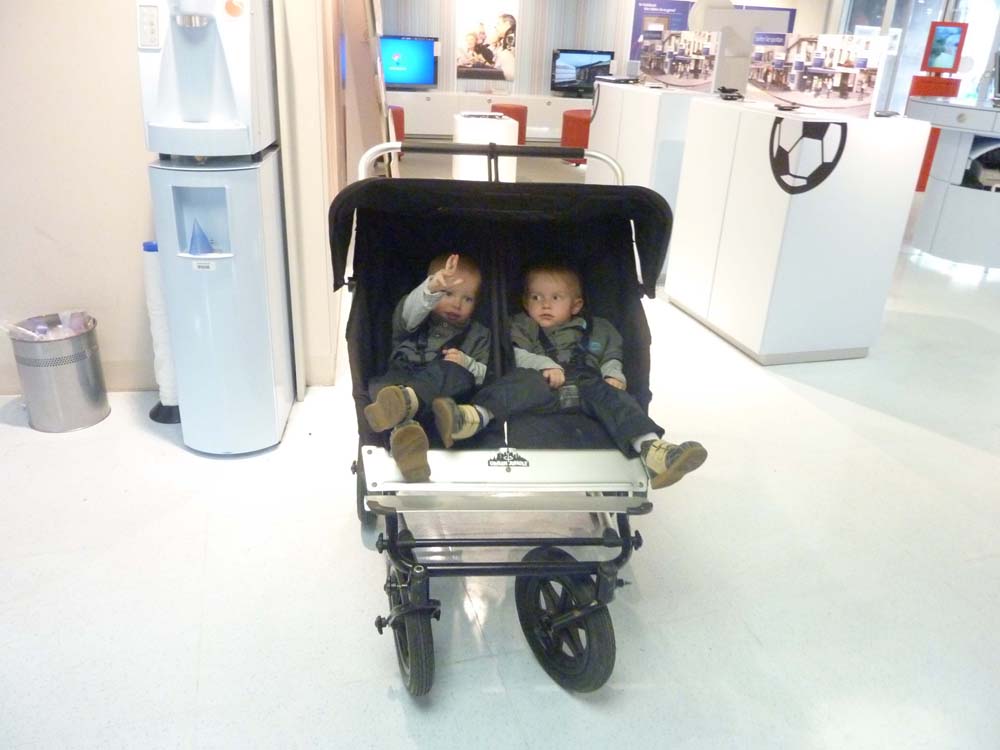20100522_1659_jj_beim_faxen_machen_im_kinderwagen_P1030746