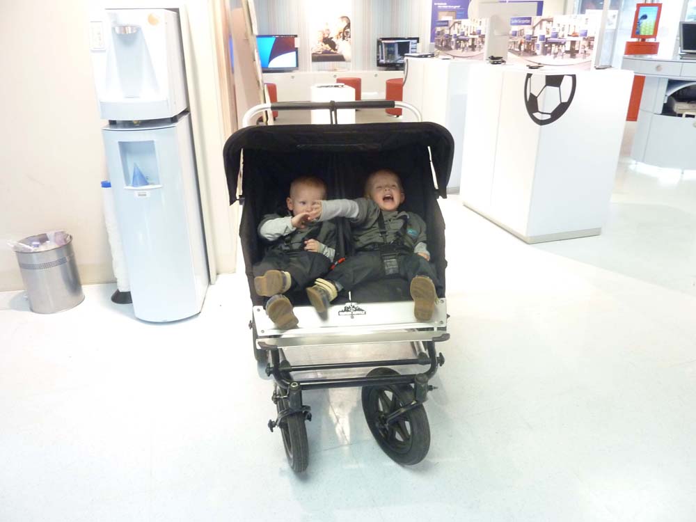 20100522_1659_jj_beim_faxen_machen_im_kinderwagen_P1030747