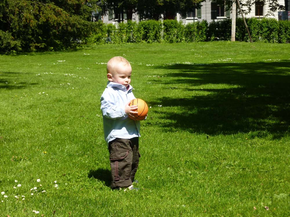 20100523_1141_jonas_mit_dem_ball_P1030796