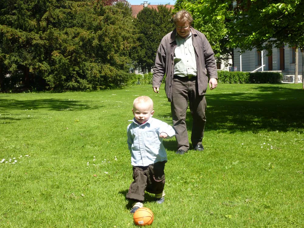 20100523_1142_jonas_mit_ball_und_papa_P1030798