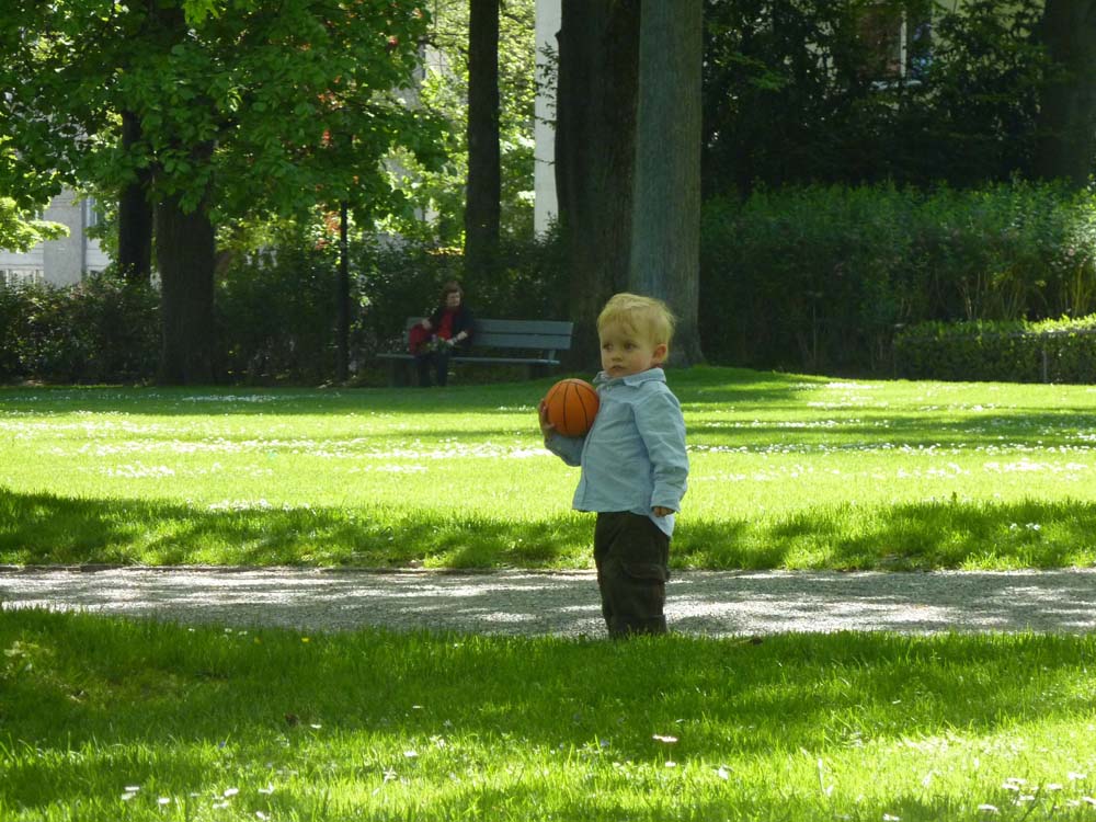 20100523_1148_jakob_mit_dem_ball_P1030801