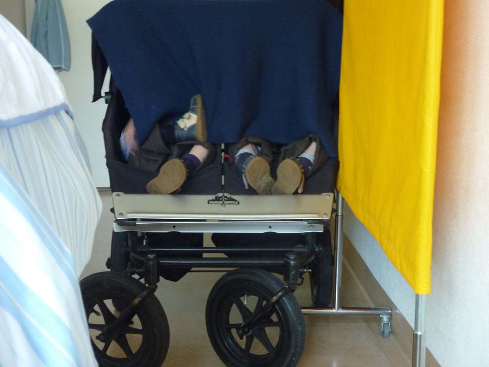 20100523_1410_jj_schlafen_im_krankenhauszimmer_mit_albert_P1030808